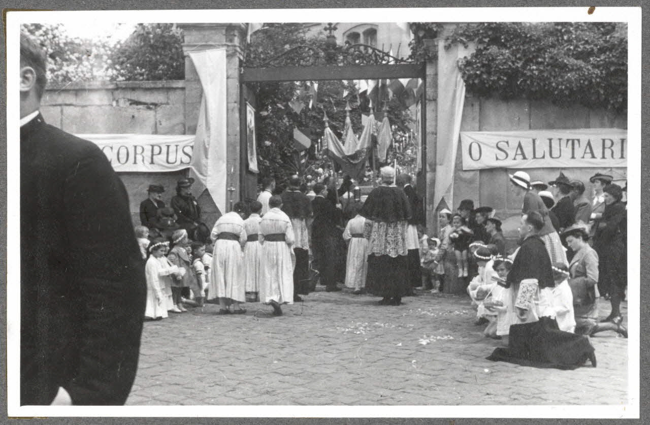 Henri Monnet photographie Procession de la Fête-Dieu. Reposoir devant un couvent Picardie, France 1939/6/2 Ph.1940.14.41 Photo