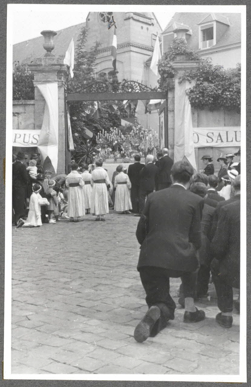 Henri Monnet photographie Procession de la Fête-Dieu. Reposoir devant un couvent Picardie, France 1939/6/2 Ph.1940.14.42 Photo
