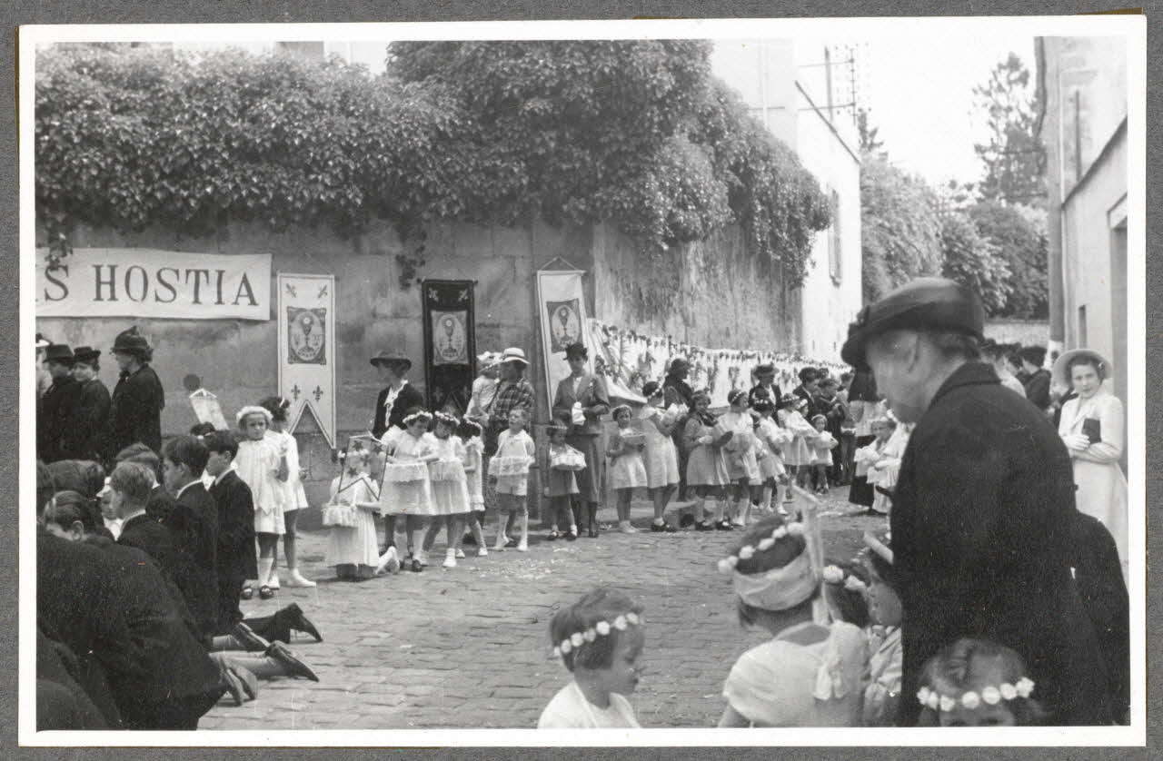 Henri Monnet photographie Procession de la Fête-Dieu. Reposoir devant un couvent Picardie, France 1939/6/2 Ph.1940.14.43 Photo