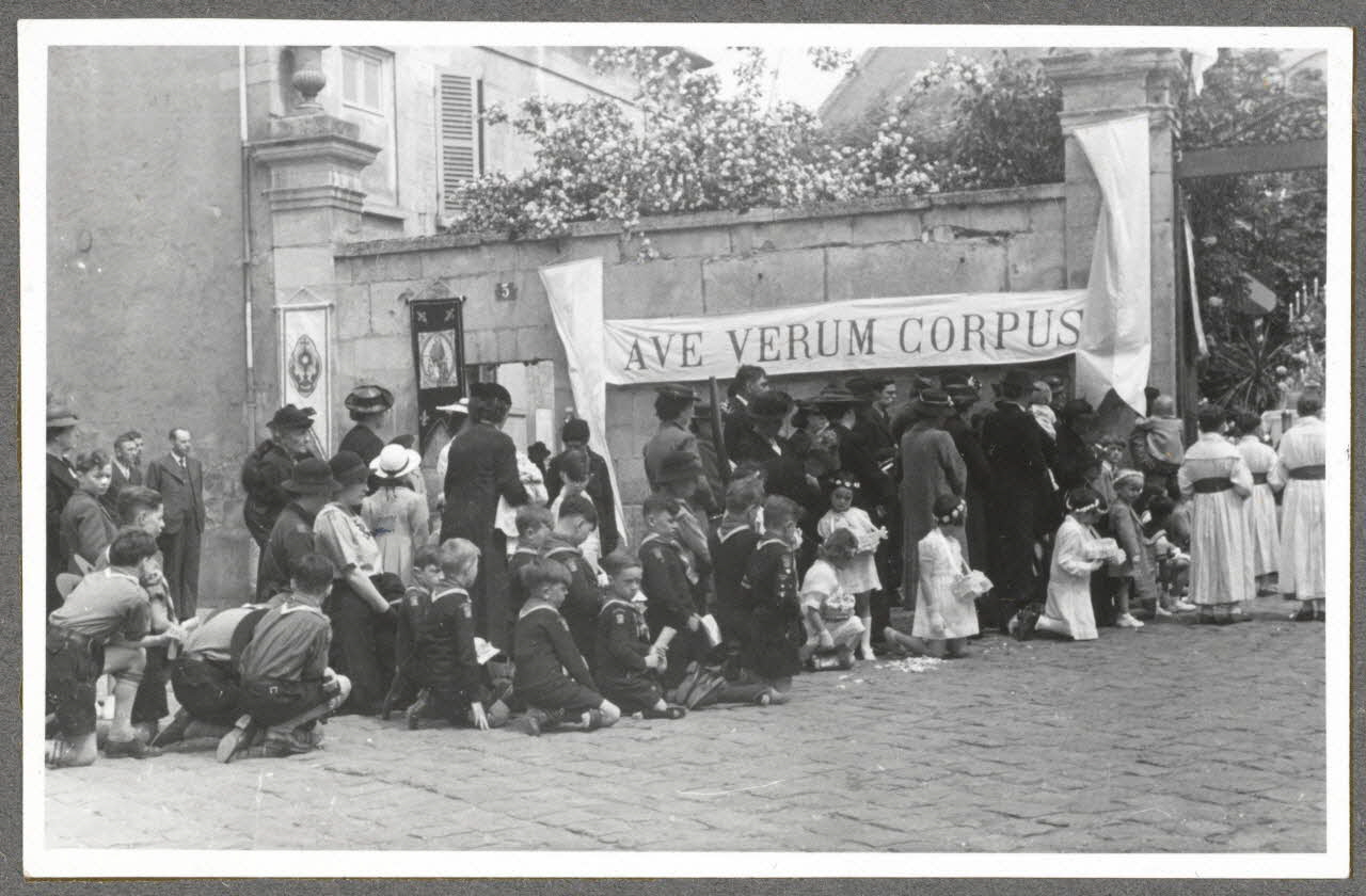 Henri Monnet photographie Procession de la Fête-Dieu. Reposoir devant un couvent Picardie, France 1939/6/2 Ph.1940.14.44 Photo