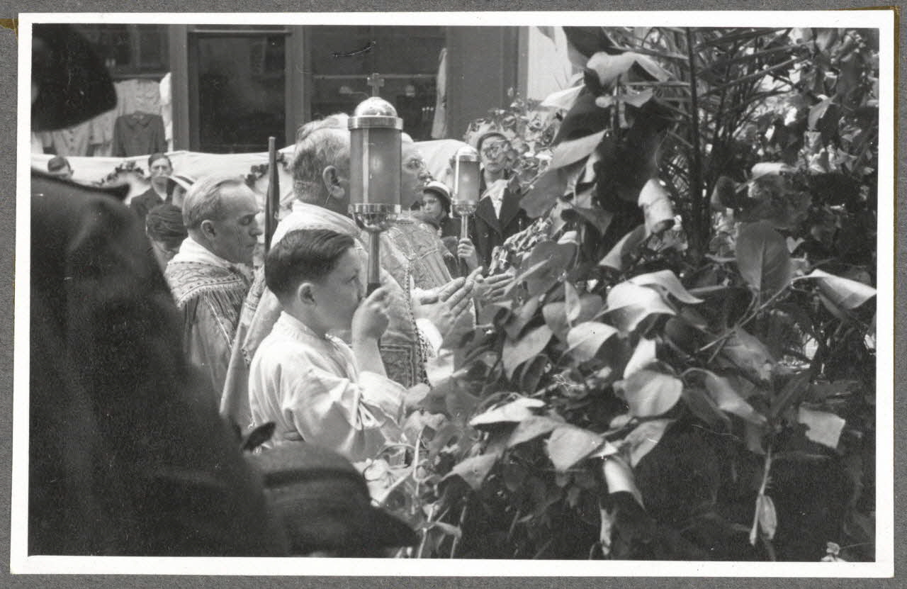 Henri Monnet photographie Procession de la Fête-Dieu. Prêtres devant un reposoir Picardie, France 1939/6/2 Ph.1940.14.45 Photo