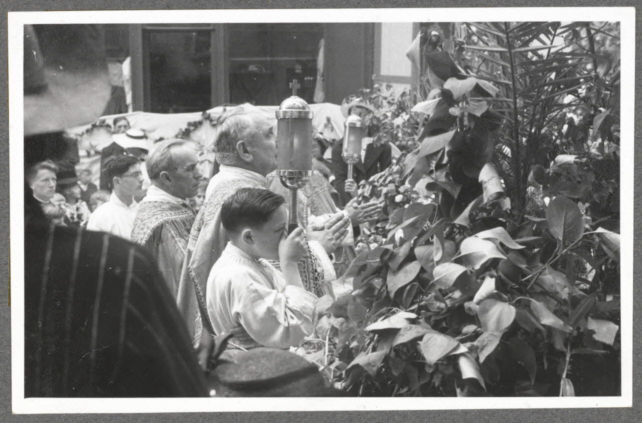 Henri Monnet photographie Procession de la Fête-Dieu. Prêtres devant un reposoir Picardie, France 1939/6/2 Ph.1940.14.46 Photo