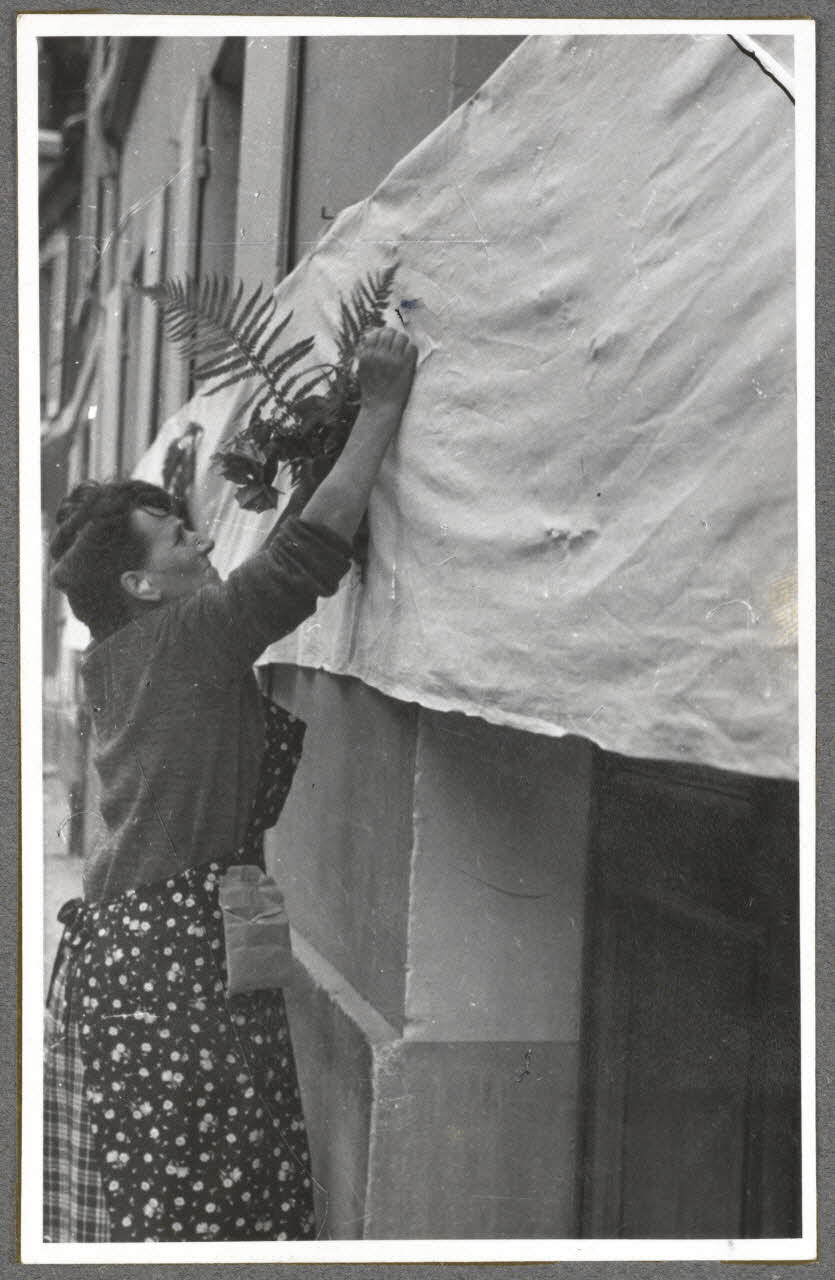 Henri Monnet photographie Procession de la Fête-Dieu. Pose des fleurs sur les draps de procession Picardie, France 1939/6/2 Ph.1940.14.47 Photo