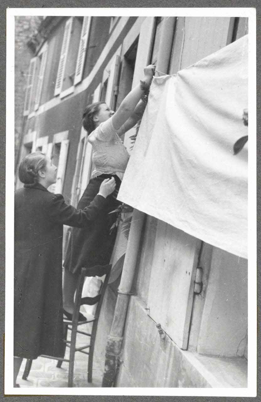 Henri Monnet photographie Procession de la Fête-Dieu. Pose d'un drap de procession Picardie, France 1939/6/2 Ph.1940.14.48 Photo