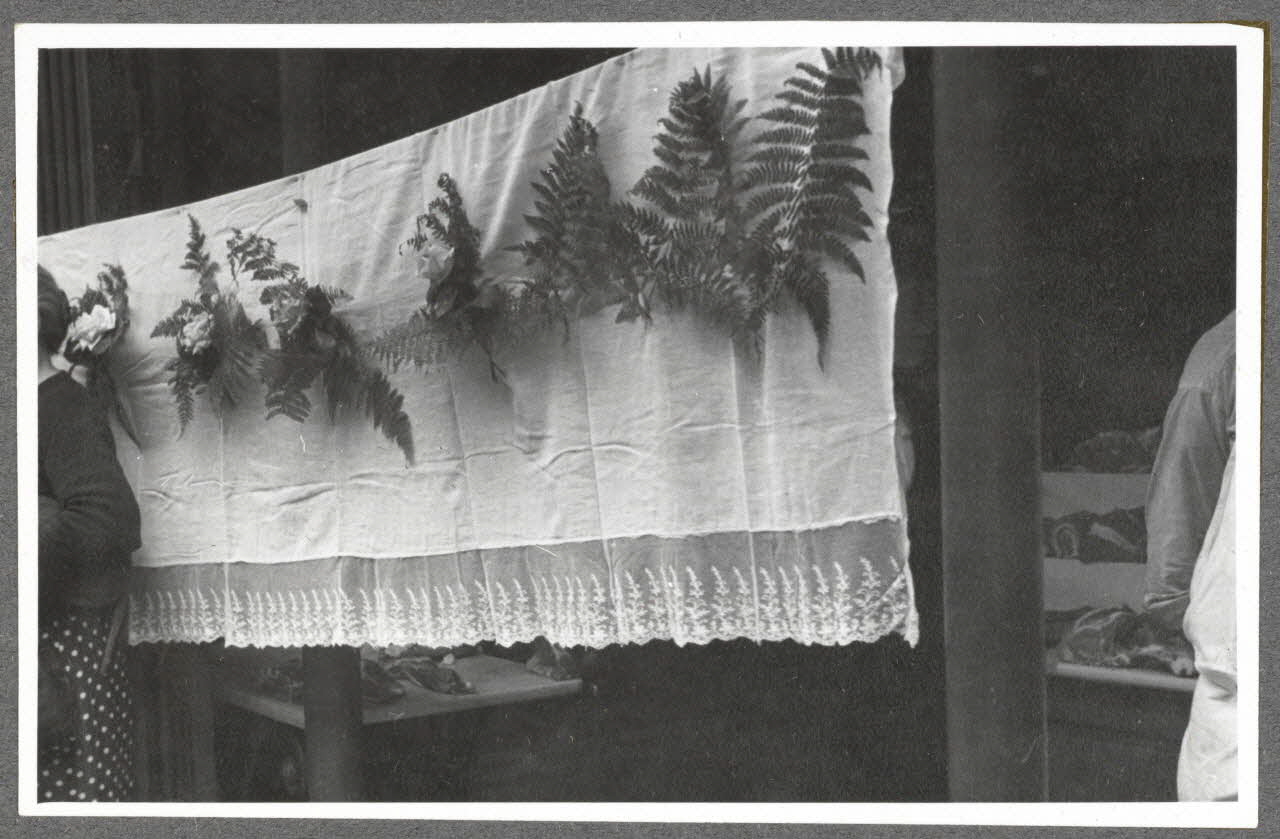 Henri Monnet photographie Procession de la Fête-Dieu. Drap de procession décoré de fleurs. Bordure en dentelle de Chantilly Picardie, France 1939/6/2 Ph.1940.14.49 Photo