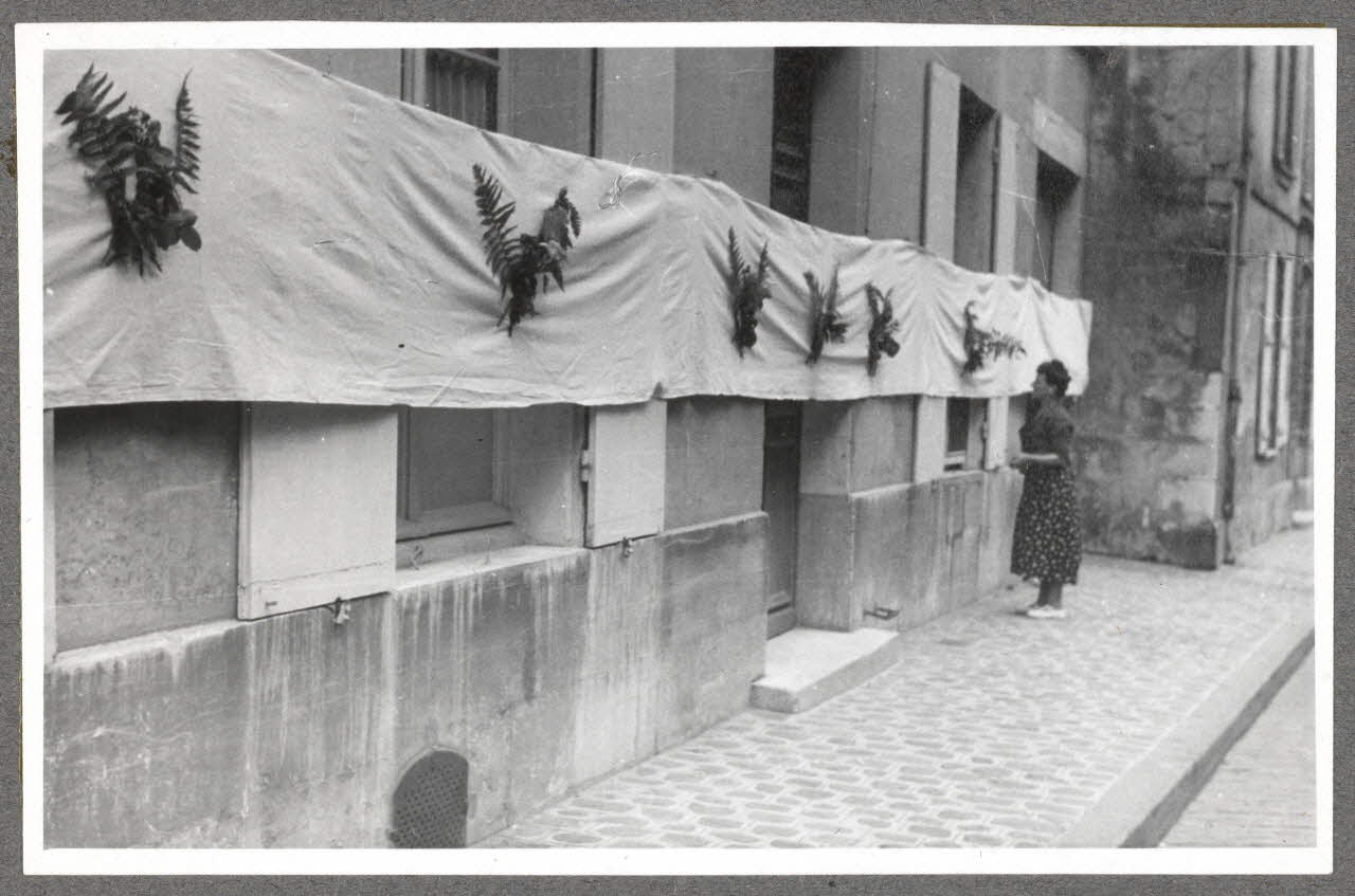 Henri Monnet photographie Procession de la Fête-Dieu. Drap de procession Picardie, France 1939/6/2 Ph.1940.14.50 Photo