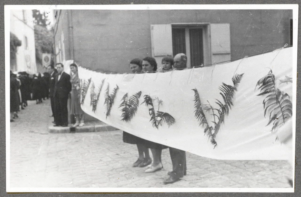 Henri Monnet photographie Procession de la Fête-Dieu. Drap de procession Picardie, France 1939/6/2 Ph.1940.14.51 Photo