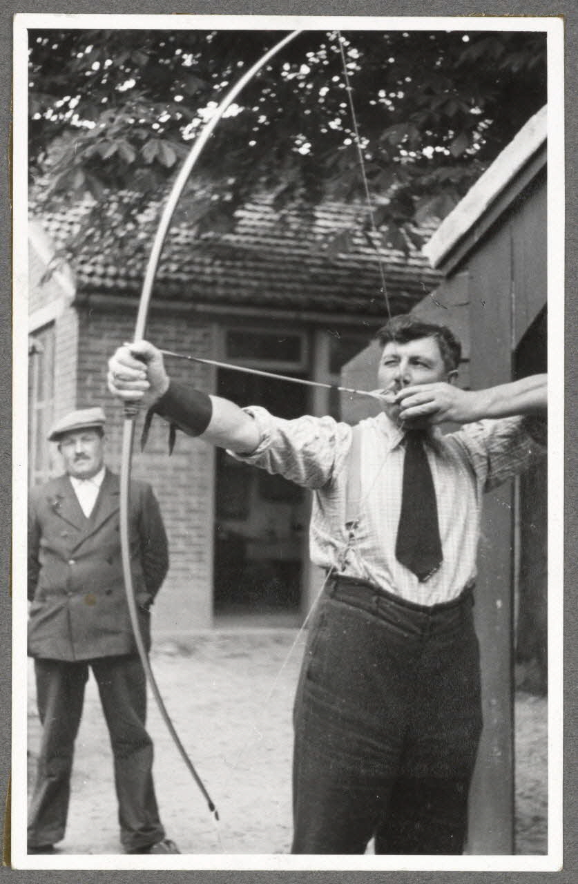 Henri Monnet photographie Le capitaine de la Compagnie de sainte Agathe tirant à l'arc Picardie, France 1939/6/1 Ph.1940.14.64 Photo