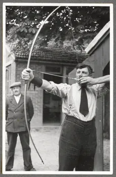Henri Monnet photographie Le capitaine de la Compagnie de sainte Agathe tirant à l'arc Picardie, France 1939/6/1 Ph.1940.14.64  Photo