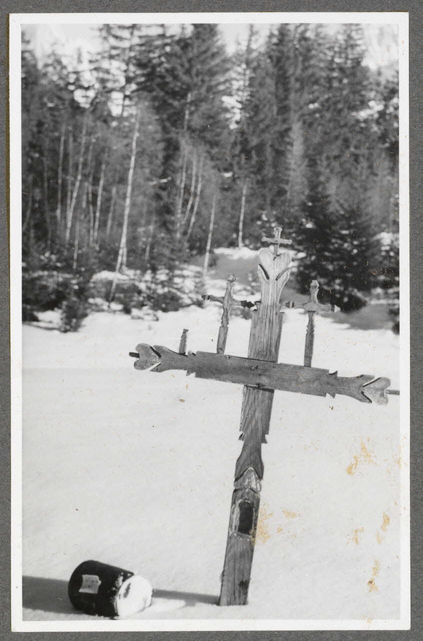 Anonyme photographie Musée de Monsieur Laprade. Croix et tonneau Rhône-Alpes, France 1939 Ph.1940.18.7  Photo