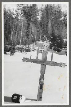 Anonyme photographie Musée de Monsieur Laprade. Croix et tonneau Rhône-Alpes, France 1939 Ph.1940.18.7  Photo