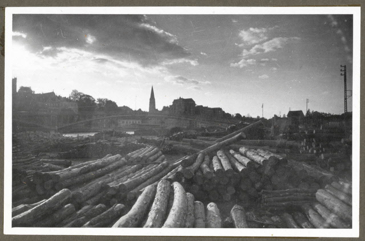 Henri Monnet photographie Bois sur les quais Bourgogne, France 1940 Ph.1940.19.26 Photo
