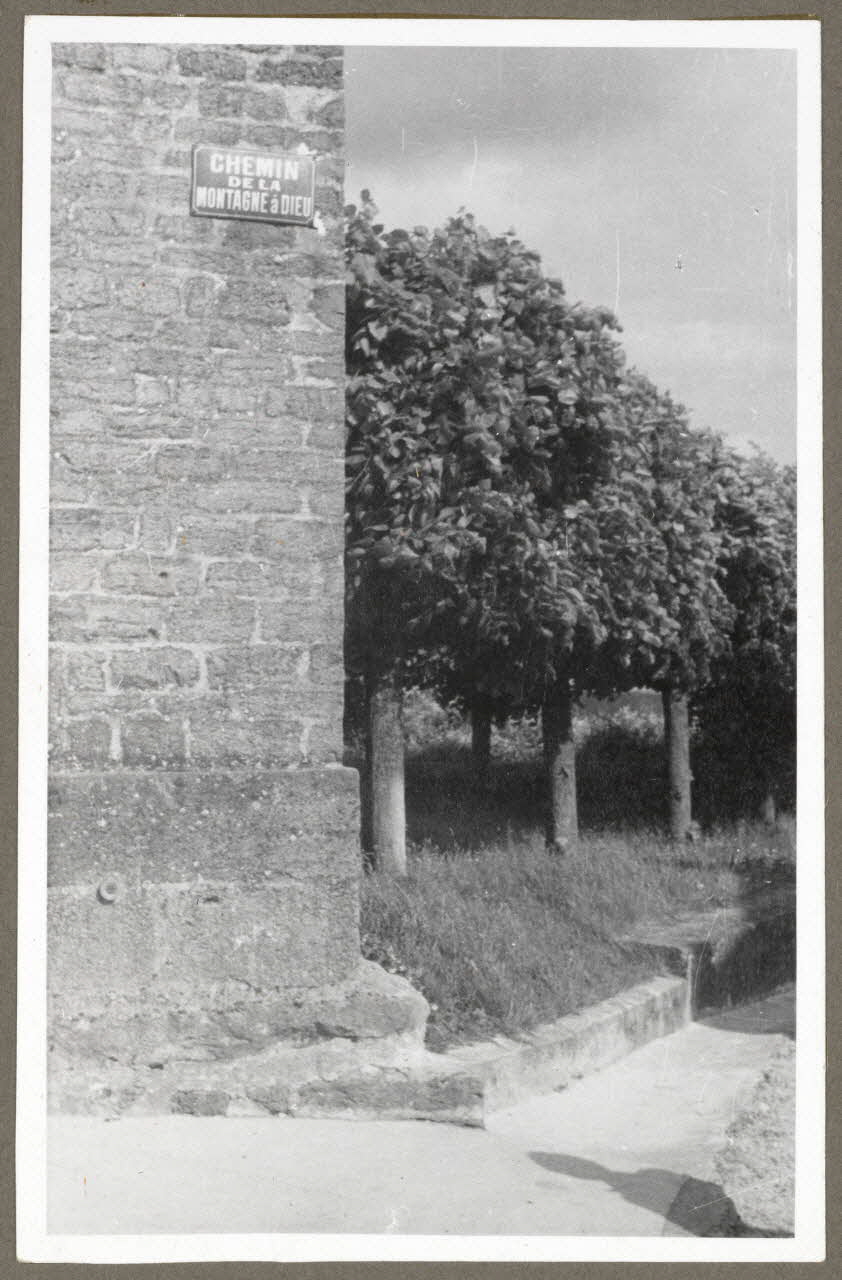 Henri Monnet photographie Plaque apposée sur le porche de l'église Bourgogne, France 1939/6/28 Ph.1940.19.29  Photo