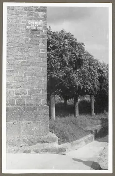 Henri Monnet photographie Plaque apposée sur le porche de l'église Bourgogne, France 1939/6/28 Ph.1940.19.29 Photo