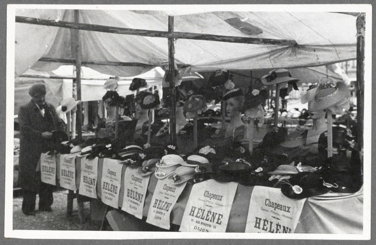 Henri Monnet photographie Marché. Vendeur de chapeaux Bourgogne, France 1939/5 Ph.1940.19.50 Photo