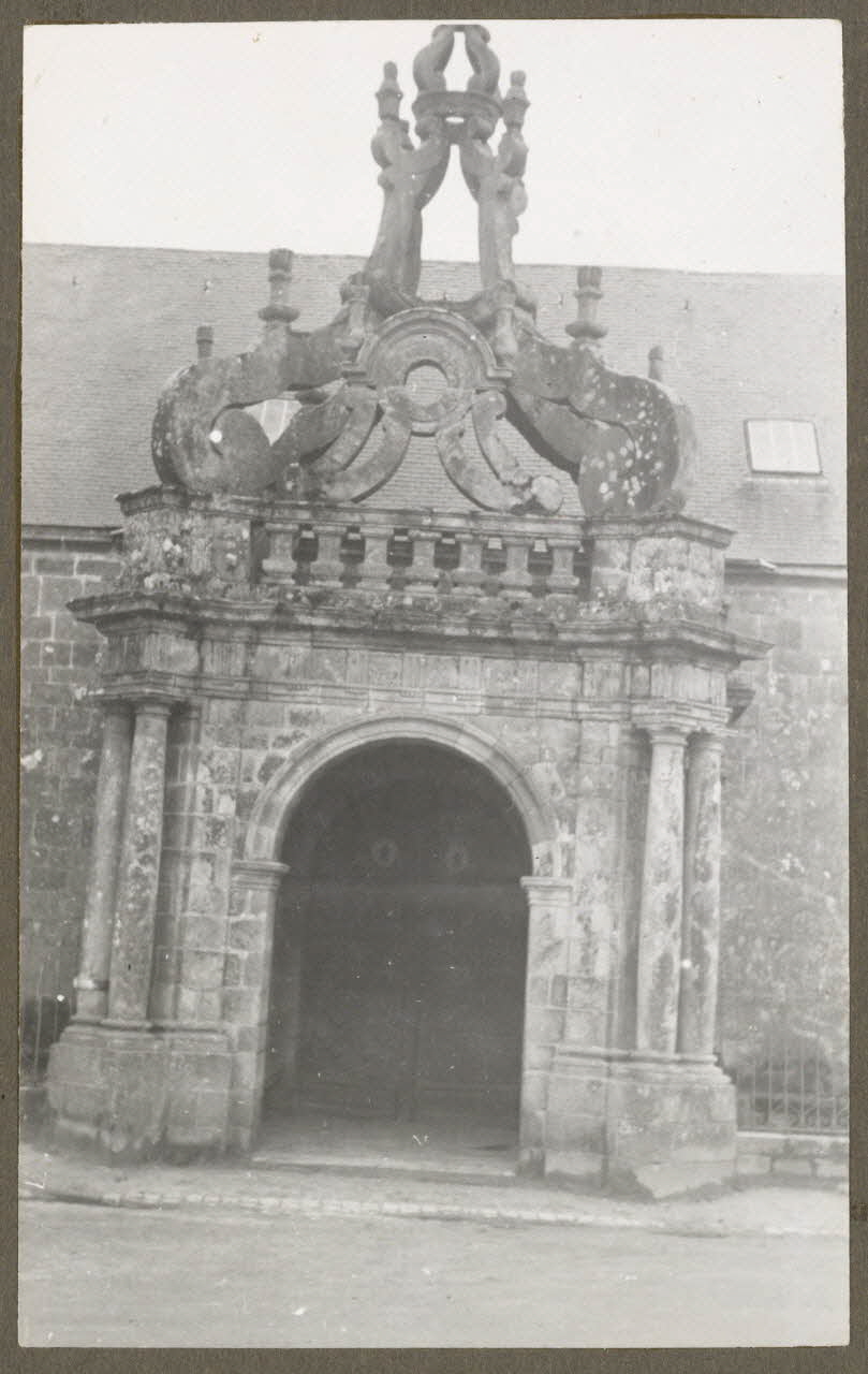 Henri Monnet photographie Porche latéral de l'église Bretagne, France 1940 Ph.1940.19.8 Photo