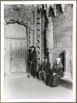 Anonyme photographie Deux hommes et une femme près du porche de l'église. Costumes locaux Bretagne, France 1940 Ph.1940.20.14 Photo
