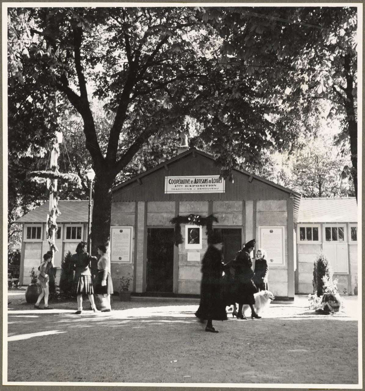 Pierre Séguy photographie Orléans. Exposition. Tradition et renouveau (1er mai 1941) Centre, France 1941/5/1 Ph.1940.23.2 Photo Mucem / Pierre Séguy