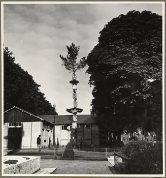 Pierre Séguy photographie Orléans. Exposition. Tradition et renouveau (1er mai 1941) Centre, France 1941/5/1 Ph.1940.23.5 Photo Mucem / Pierre Séguy