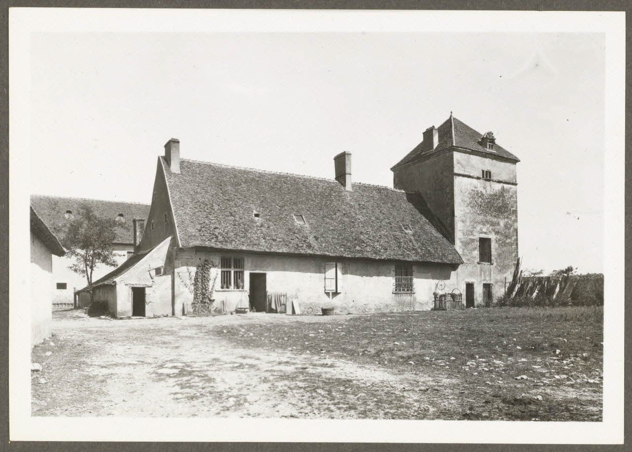 C. Bellile photographie Maison. Pigeonnier. Fenêtres à meneaux Bourgogne, France 1940 Ph.1940.32.15 Photo