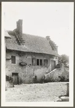 C. Bellile photographie Entre Moizy et Saint-Parize-le-Châtel. Maison. Pignon scalaire. Escalier extérieur Bourgogne, France 1940 Ph.1940.32.19  Photo