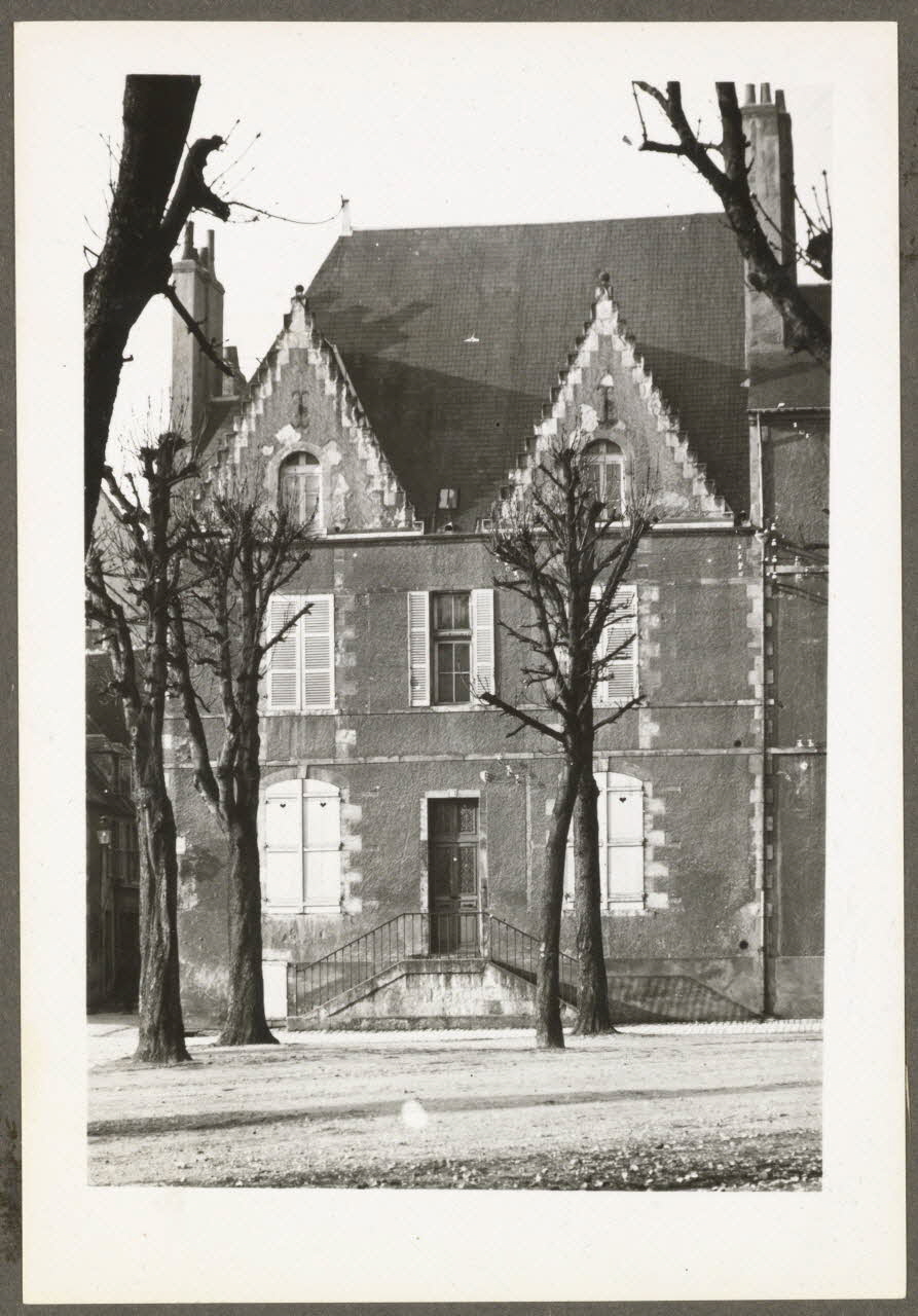 C. Bellile photographie Maison de la Place ducale créée par le duc de Nevers et Rethel Bourgogne, France 1940 Ph.1940.32.27 Photo