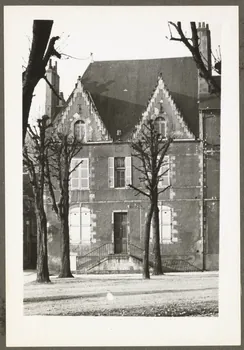 C. Bellile photographie Maison de la Place ducale créée par le duc de Nevers et Rethel Bourgogne, France 1940 Ph.1940.32.27  Photo