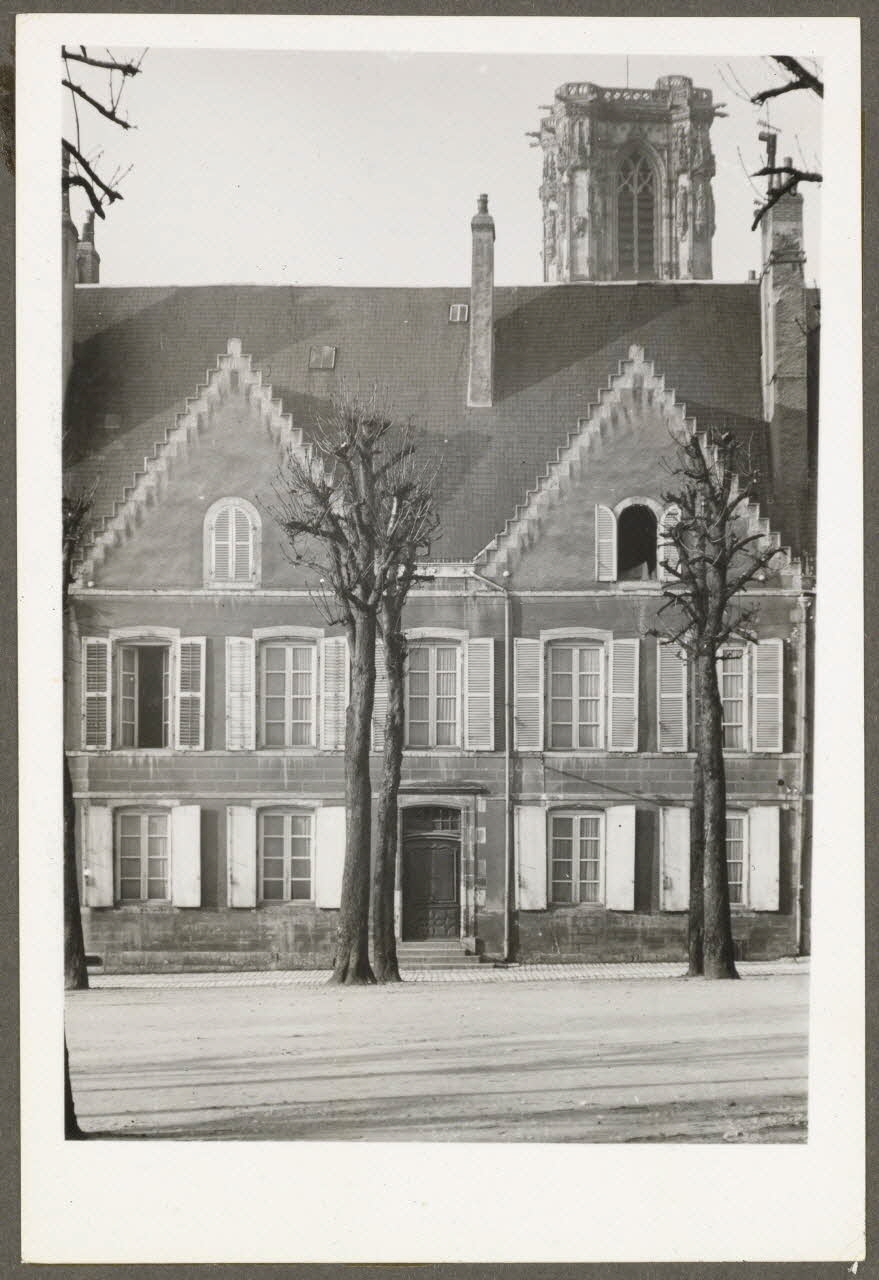 C. Bellile photographie Maison de la Place ducale créée par le duc de Nevers et Rethel Bourgogne, France 1940 Ph.1940.32.28 Photo