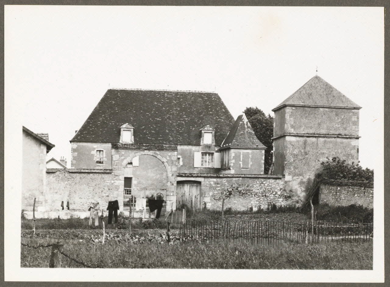 C. Bellile photographie Ferme de l'Eperon. Cour fermée Bourgogne, France 1940 Ph.1940.32.29 Photo