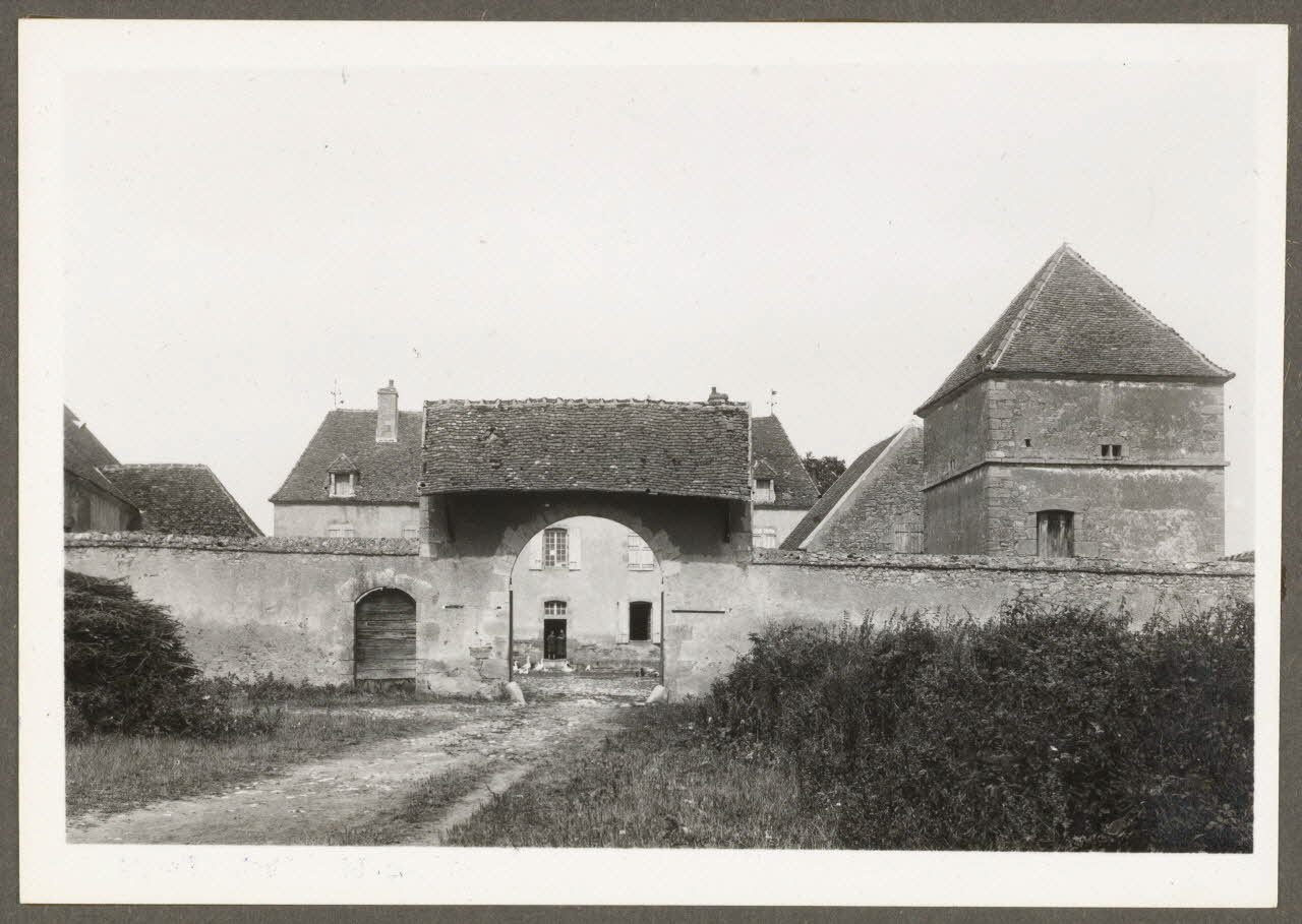 C. Bellile photographie Ferme Magny, cour Cucvry. Cour fermée Bourgogne, France 1940 Ph.1940.32.30 Photo