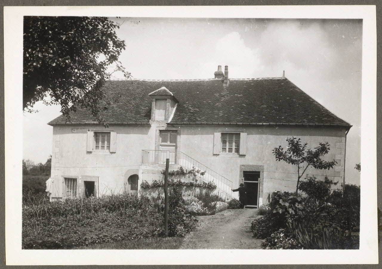 C. Bellile photographie Vince (?) du chapitre de la cathédrale. Maison. Escalier extérieur Bourgogne, France 1940 Ph.1940.32.31 Photo