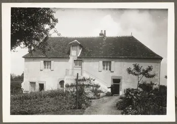 C. Bellile photographie Vince (?) du chapitre de la cathédrale. Maison. Escalier extérieur Bourgogne, France 1940 Ph.1940.32.31  Photo