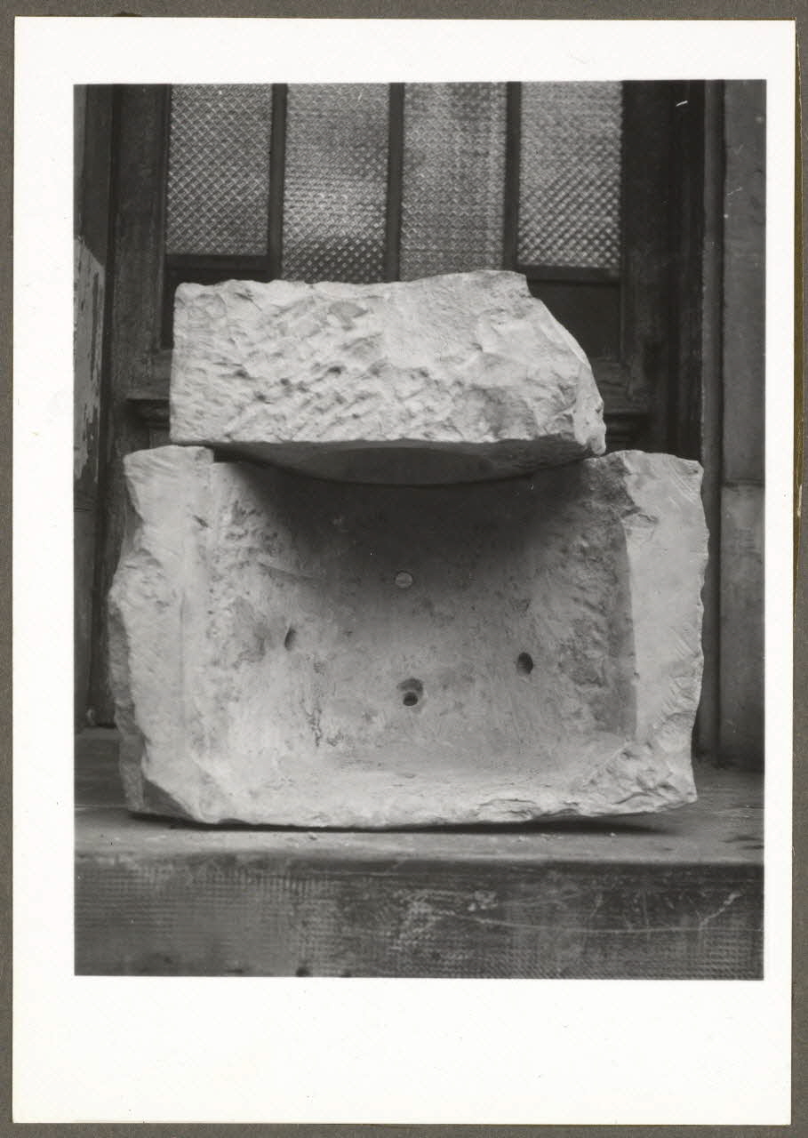 C. Bellile photographie Objet en pierre d'usage indéterminé, retiré à un mur Bourgogne, France 1940 Ph.1940.32.33 Photo