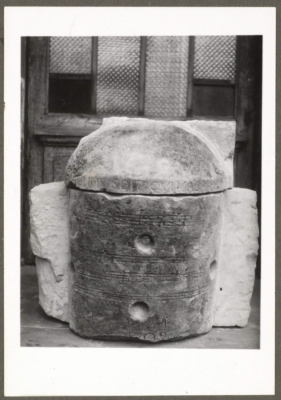 C. Bellile photographie Objet en pierre d'usage indéterminé, retiré à un mur Bourgogne, France 1940 Ph.1940.32.34 Photo