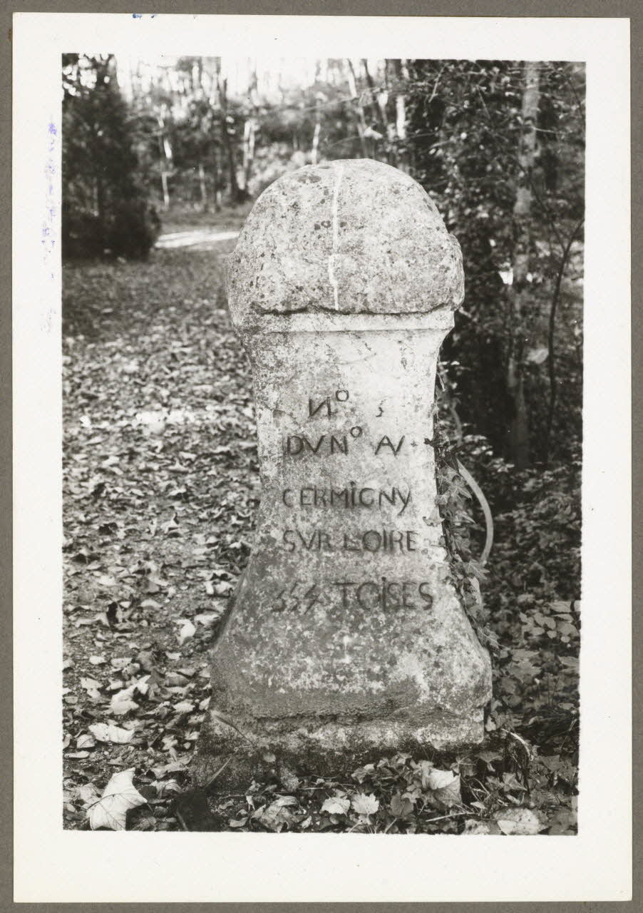 C. Bellile photographie Borne routière, actuellement dans un parc de château Bourgogne, France 1940 Ph.1940.32.35 Photo