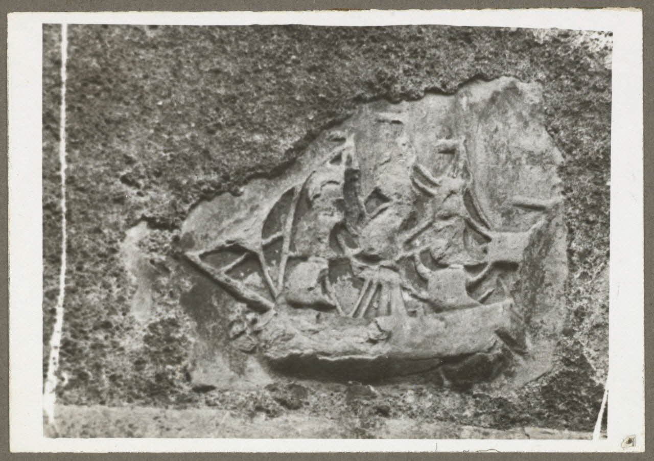 C. Bellile photographie Bateau en bas-relief, rue des Patis Bourgogne, France 1940 Ph.1940.32.38 Photo