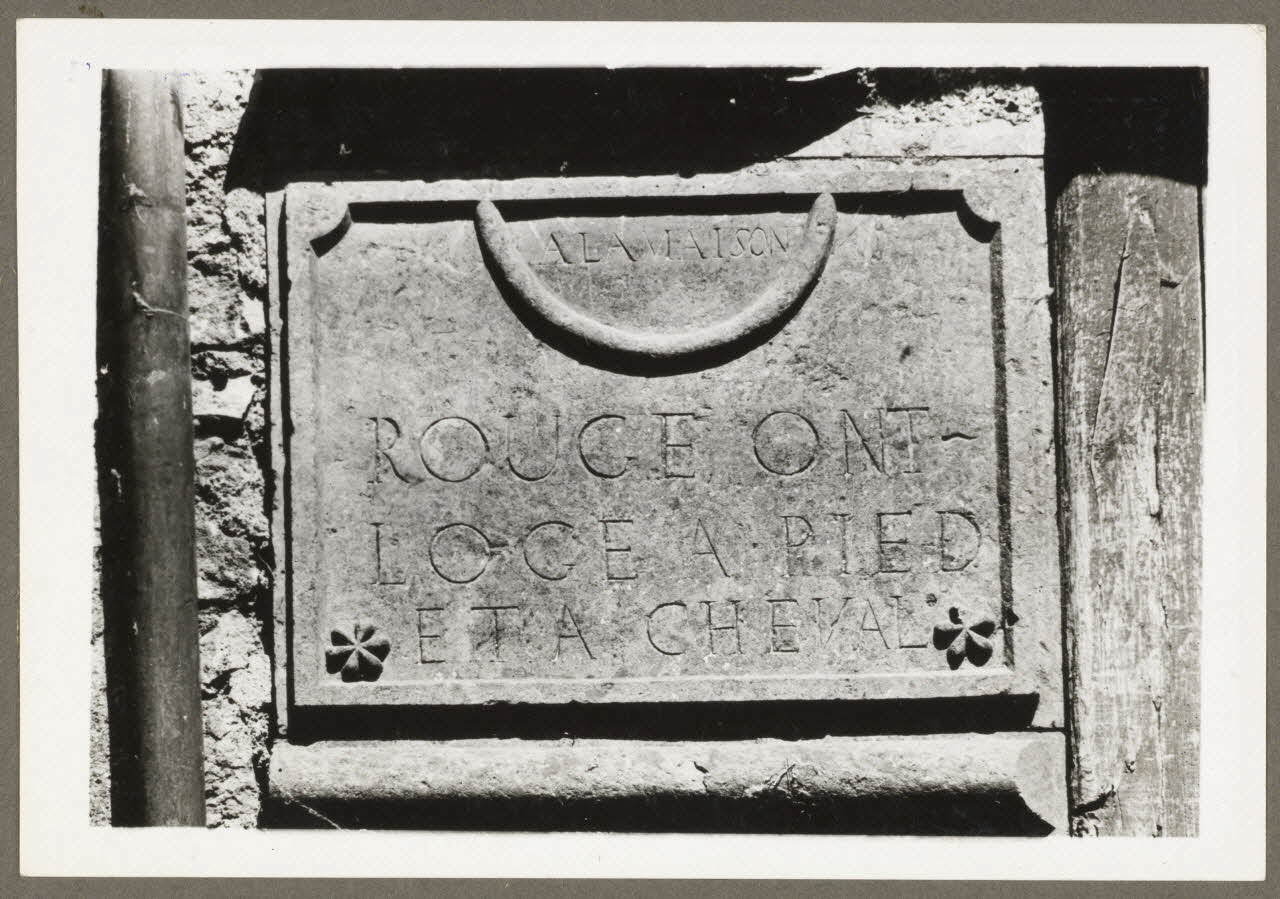 C. Bellile photographie Enseigne du relai de poste Bourgogne, France 1940 Ph.1940.32.4 Photo