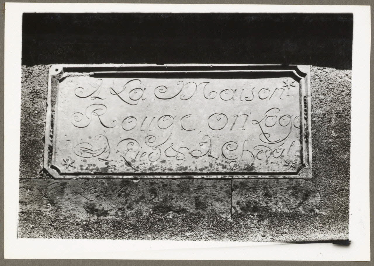 C. Bellile photographie Enseigne du relai de poste. La maison rouge Bourgogne, France 1940 Ph.1940.32.5 Photo