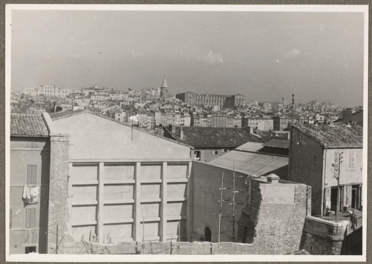 Heinz Lehmann photographie Vieux port. Au second plan : maisons situées le long du vieux port Provence-Alpes-Côte d'Azur, France 1937 Ph.1940.5.59 Photo