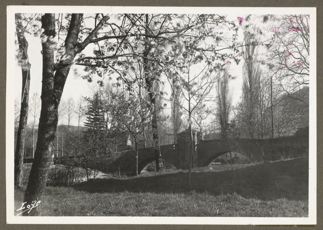 R. Vignault photographie Vieux pont avec oratoire Franche-Comté, France 1940 Ph.1940.60.2  Photo