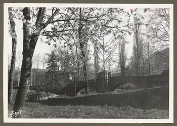 R. Vignault photographie Vieux pont avec oratoire Franche-Comté, France 1940 Ph.1940.60.2 Photo