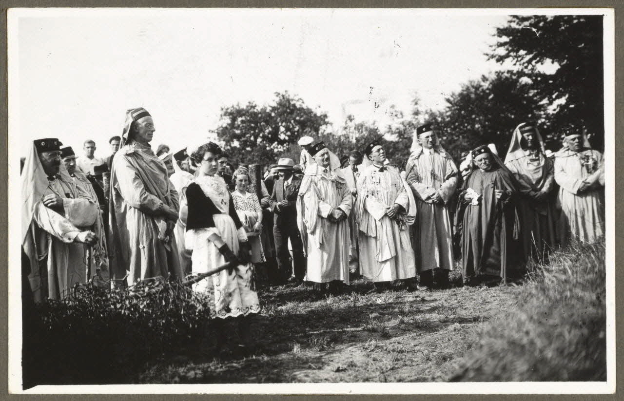Anonyme photographie Collège bardique. Groupe de druides et de bardes réunis au Gorsedd de Châteaulin Bretagne, France 1938 Ph.1940.67.2 Photo