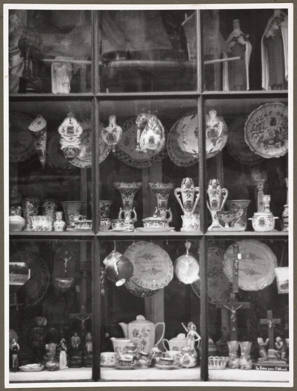 Henri Monnet photographie Devanture de magasin : couronnes et plaques mortuaires Ile-de-France, France 1941 Ph.1941.101.2  Photo