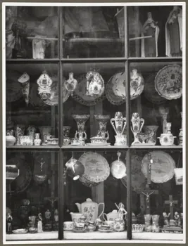 Henri Monnet photographie Devanture de magasin : couronnes et plaques mortuaires Ile-de-France, France 1941 Ph.1941.101.2 Photo