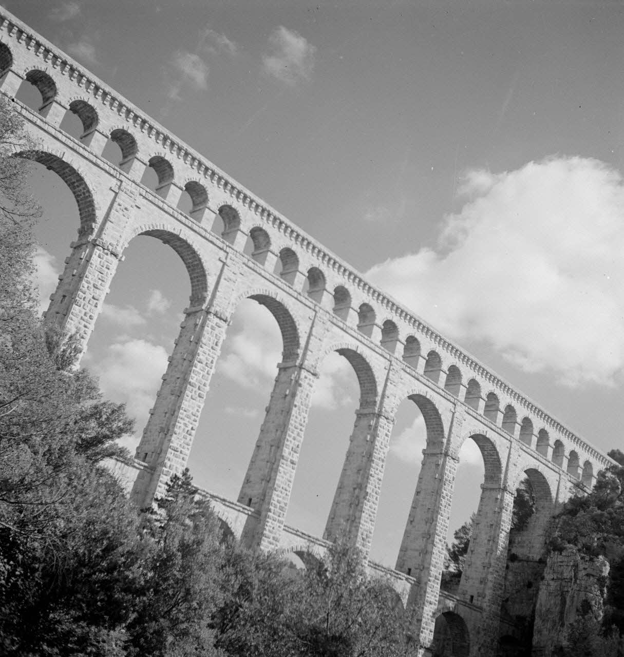 Maurice Cloche photographie Roquefavour. Aqueduc. Vue d'ensemble Provence-Alpes-Côte d'Azur, France 1941 Ph.1941.124.110 Photo