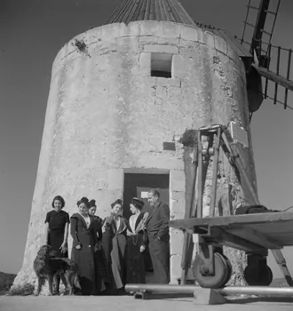 Maurice Cloche photographie Arlésiennes en costume local. Moulin Provence-Alpes-Côte d'Azur, France 1941 Ph.1941.124.115 Photo