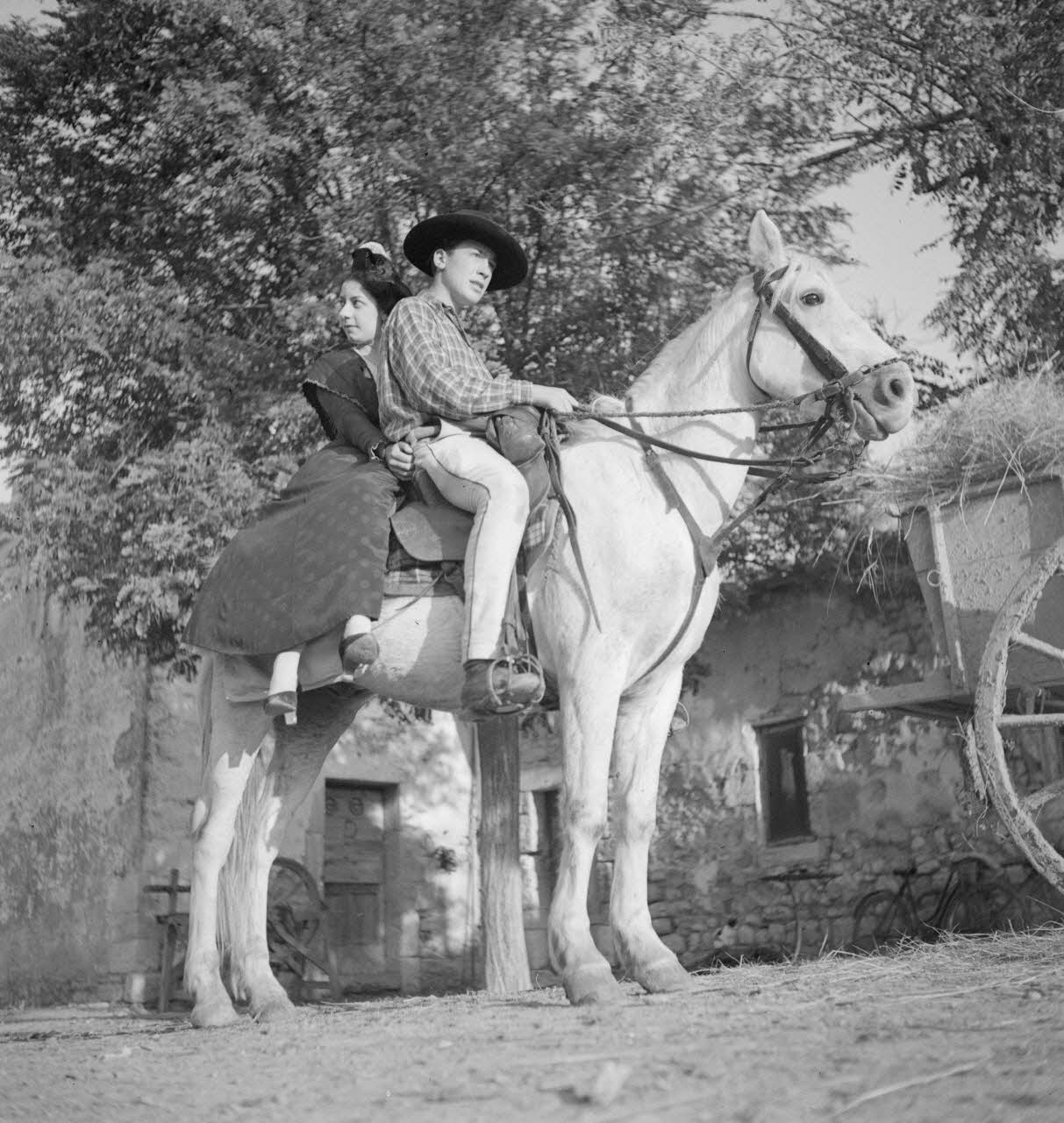 Maurice Cloche photographie Camargue. Gardian avec Arlésienne en croupe Provence-Alpes-Côte d'Azur, France 1941 Ph.1941.124.212 Photo Mucem / Maurice Cloche