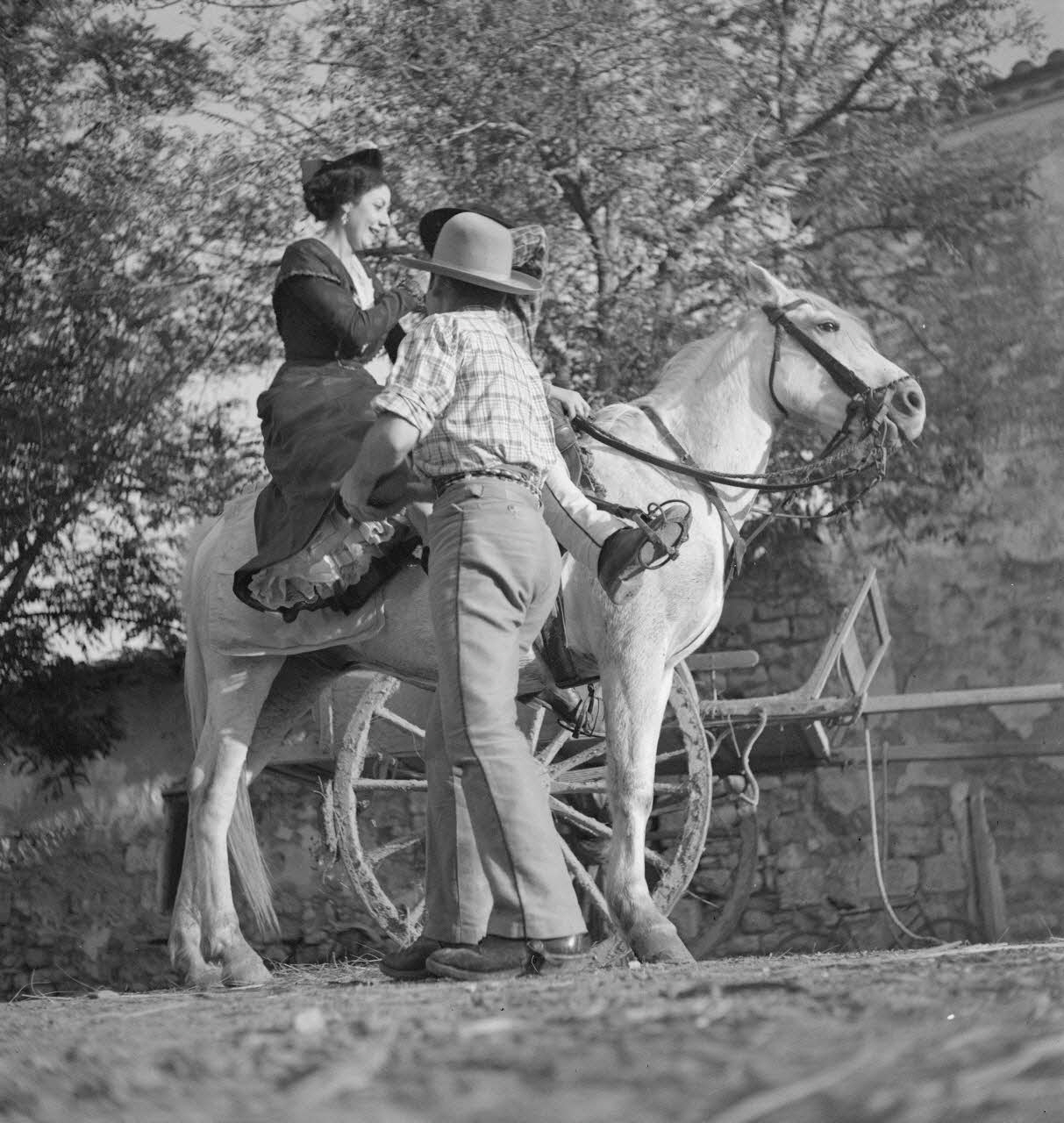 Maurice Cloche photographie Camargue. Gardian avec Arlésienne montant à cheval Provence-Alpes-Côte d'Azur, France 1941 Ph.1941.124.213 Photo