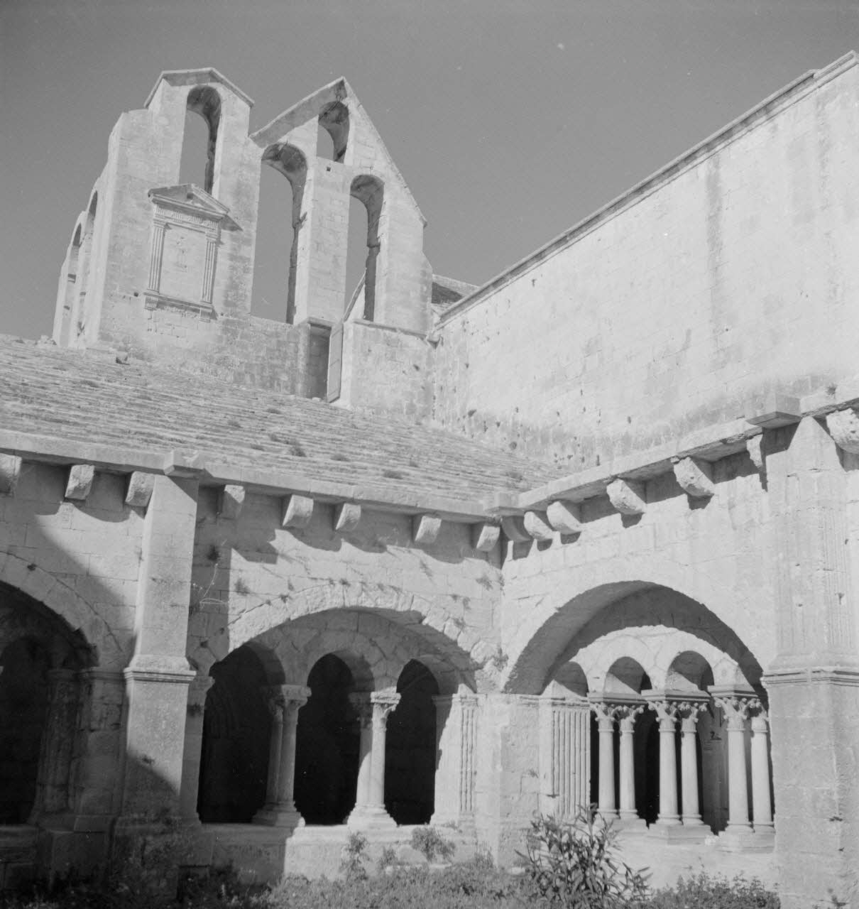 Maurice Cloche photographie Montmajour. Cloître et tour Provence-Alpes-Côte d'Azur, France 1941 Ph.1941.124.34  Photo