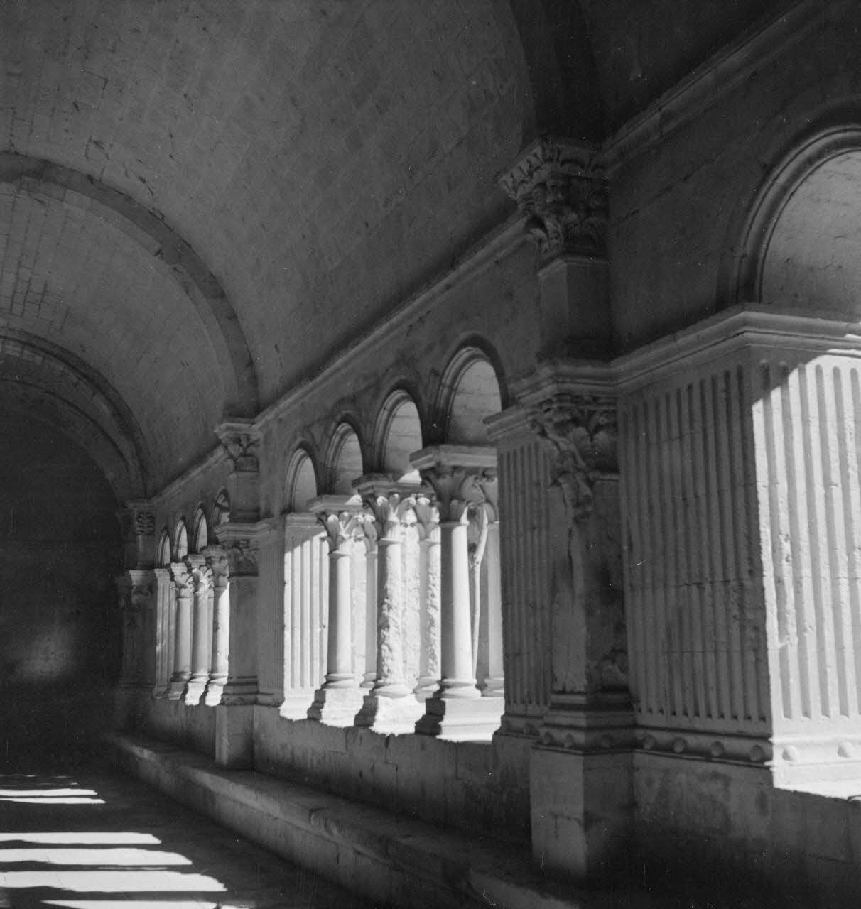 Maurice Cloche photographie Montmajour. Intérieur du cloître Provence-Alpes-Côte d'Azur, France 1941 Ph.1941.124.35  Photo
